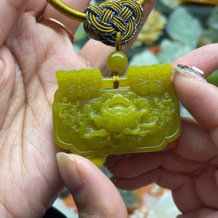 蛇纹石玉吊坠合金