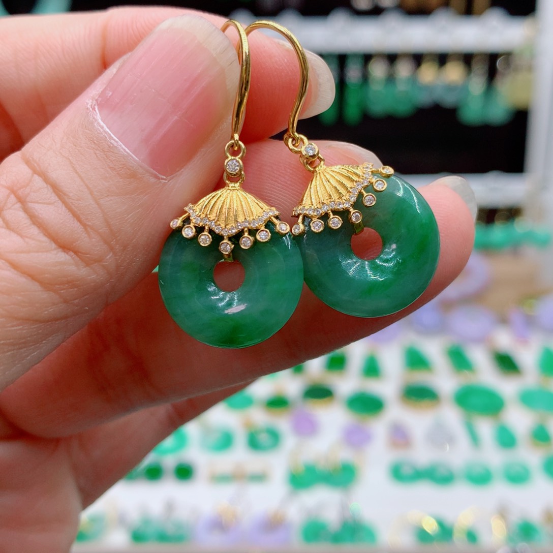 翡翠18K金镶嵌耳饰的