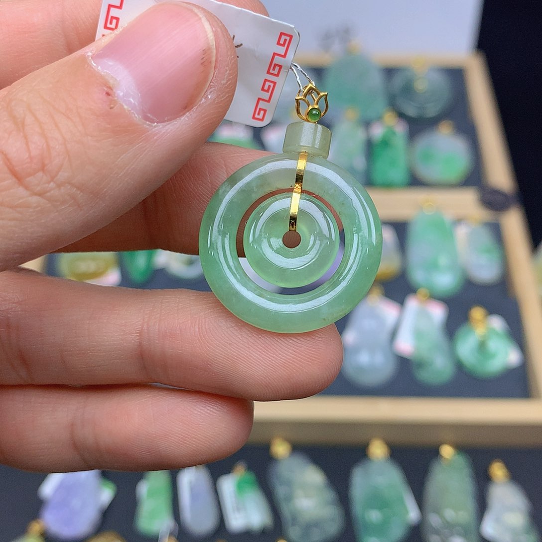 翡翠颈饰18K金镶嵌翡翠