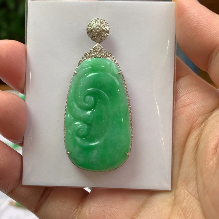 翡翠颈饰18K金镶嵌翡翠吊坠