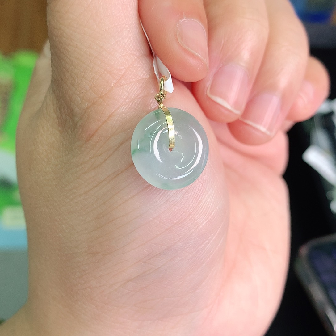 翡翠颈饰18K金镶嵌冰胶飘绿扣