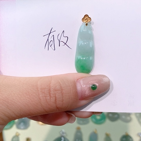 颈饰18K金镶嵌翡翠豆子