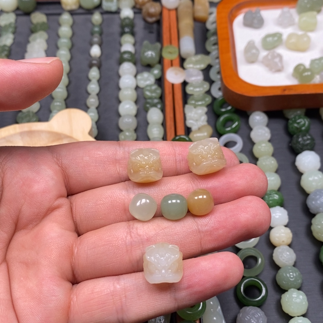 ****་和田玉未镶嵌颈饰