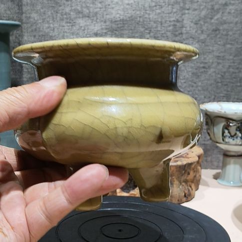 龙泉黄釉三足香炉一个