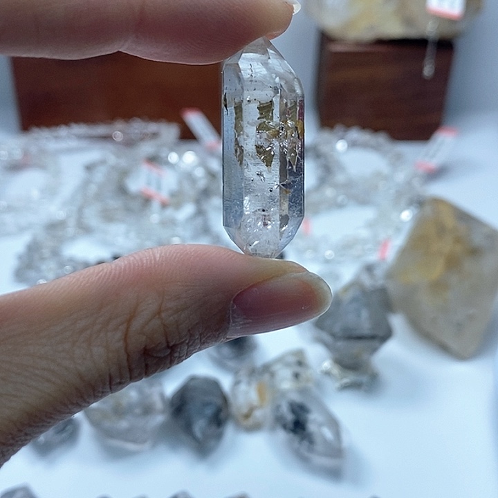水晶颈饰未镶嵌黄泥骸骨双尖