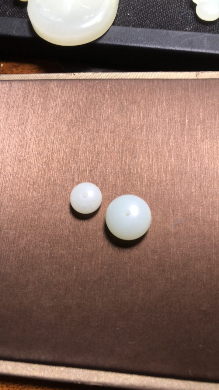 新疆和田玉算盘珠两颗