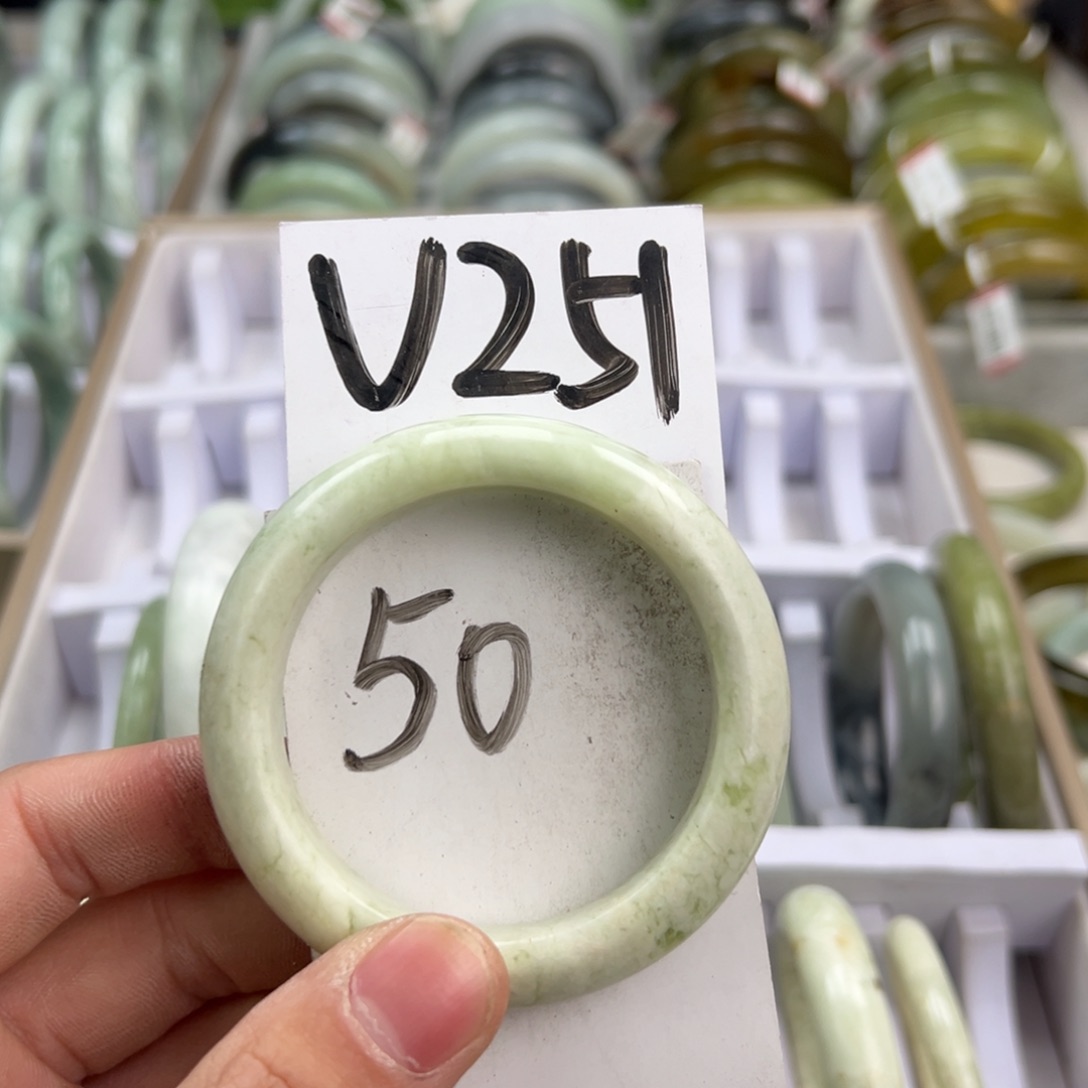 岫玉手镯未镶嵌天然岫玉微瑕，可以正常佩戴