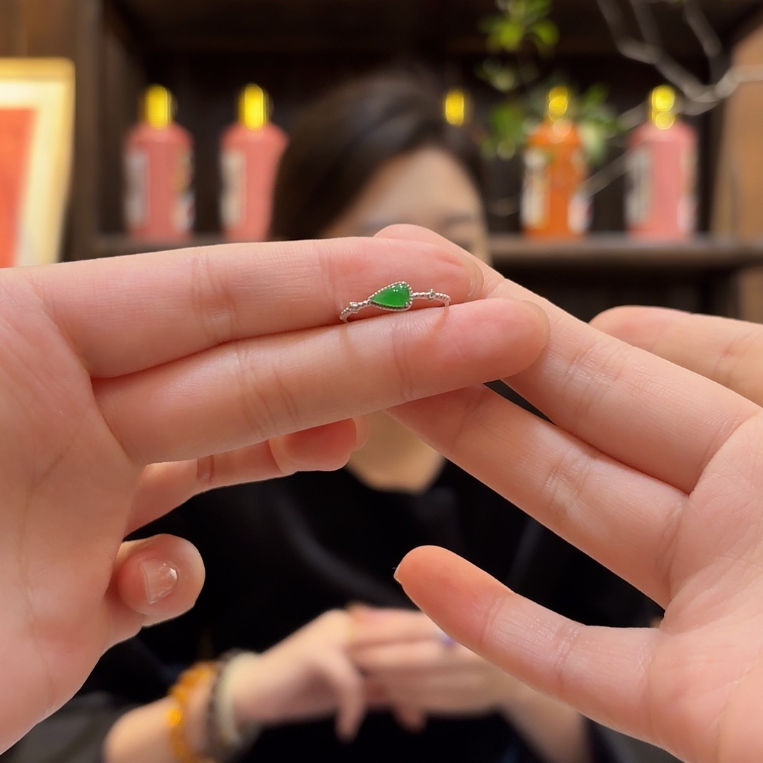 翡翠戒指18K金镶嵌戒指