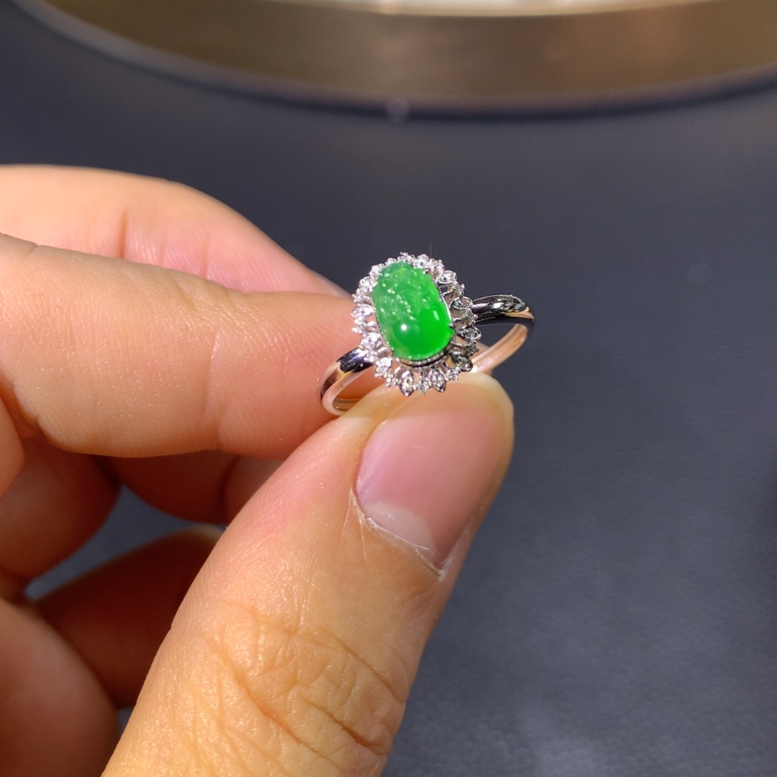 翡翠戒指18K金镶嵌翡翠