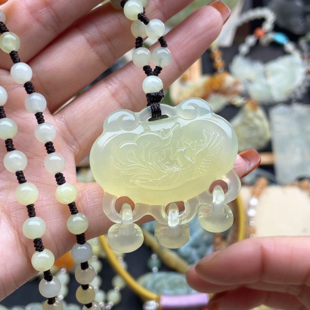 蛇纹石玉颈饰未镶嵌