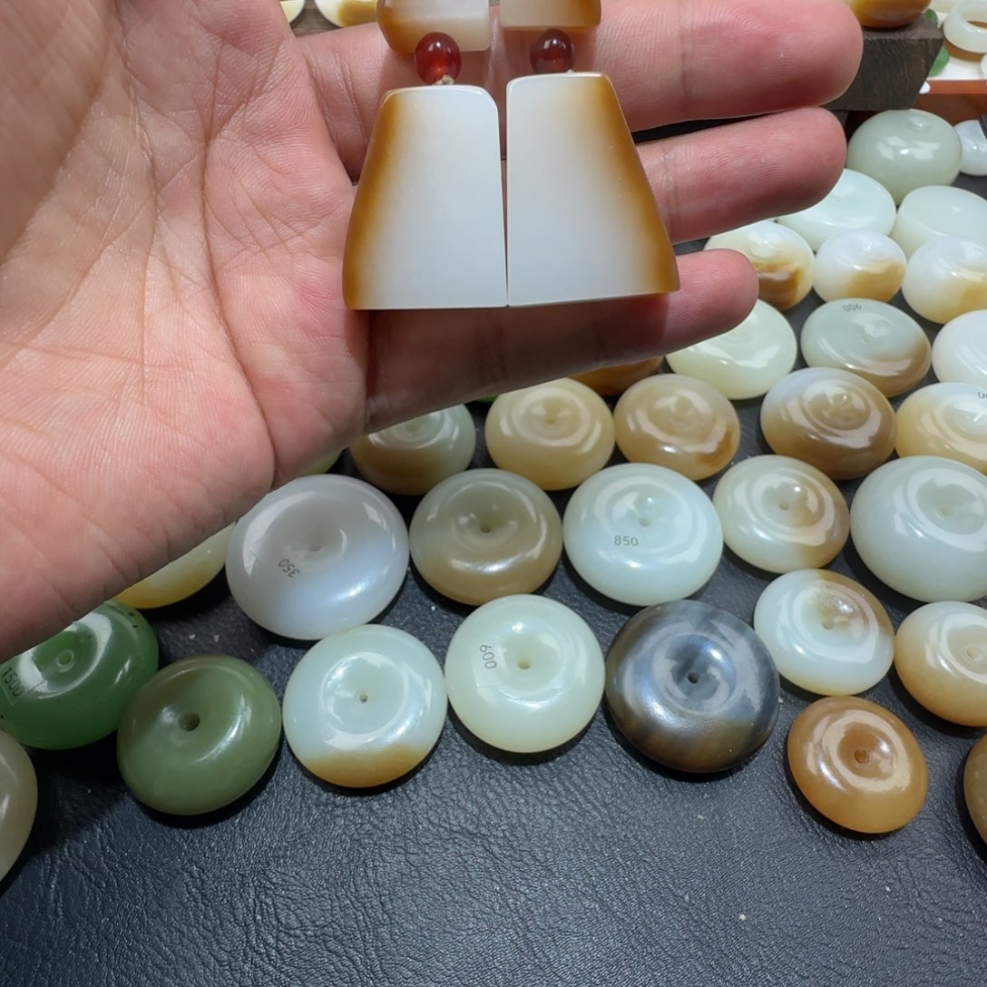 和田玉（糖玉）未镶嵌颈饰