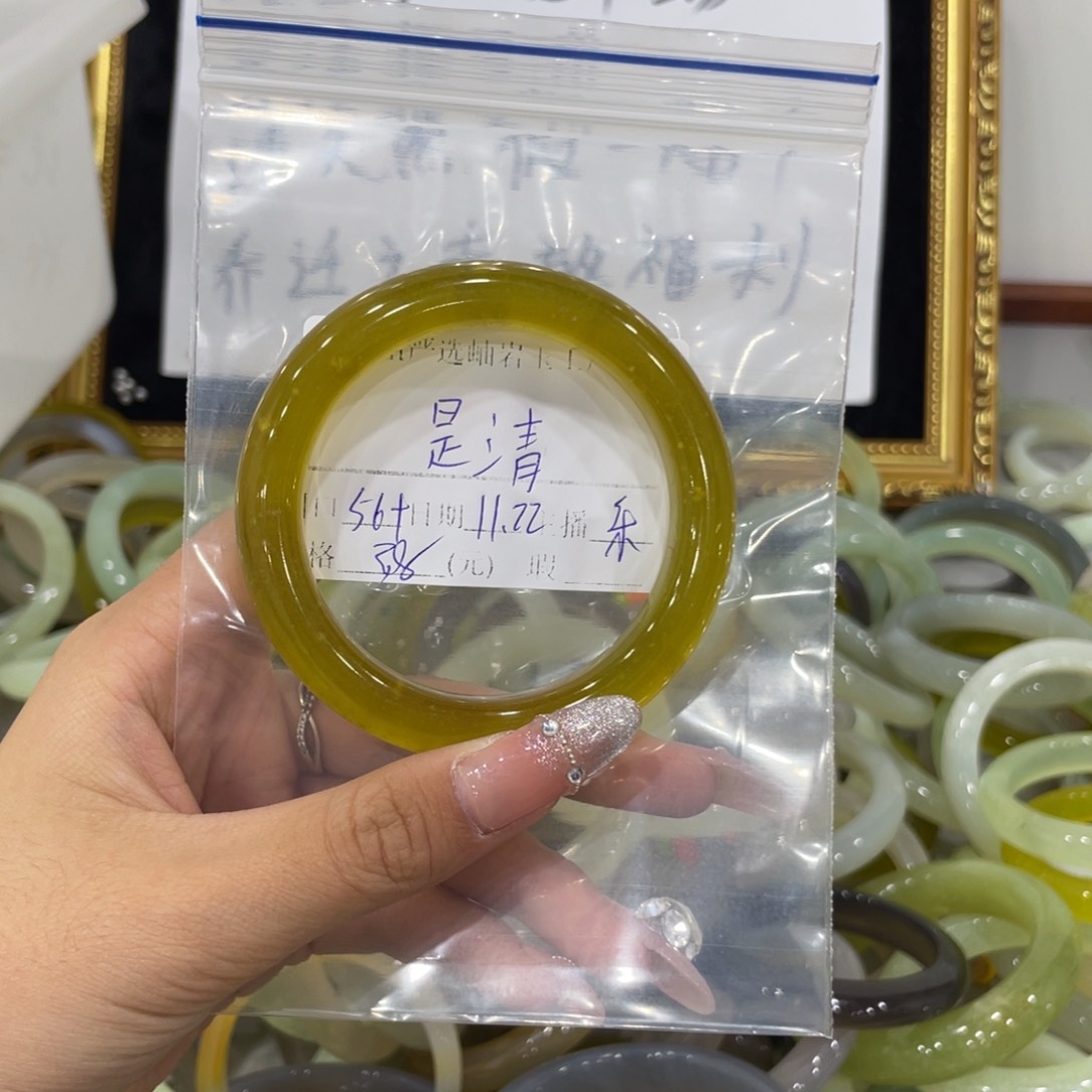 未镶嵌蛇纹石玉颈饰是*