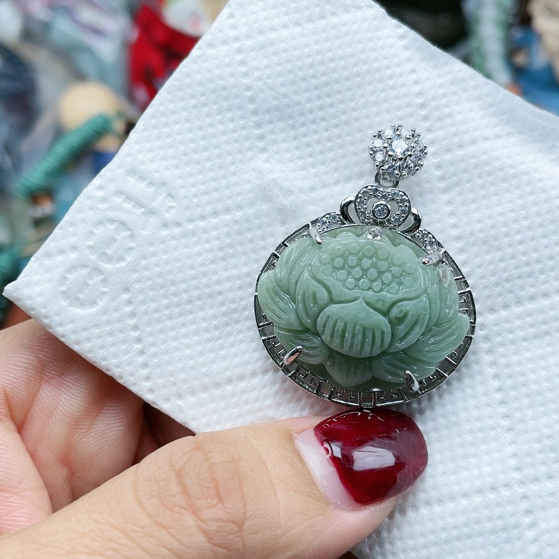 翡翠颈饰未镶嵌翡翠