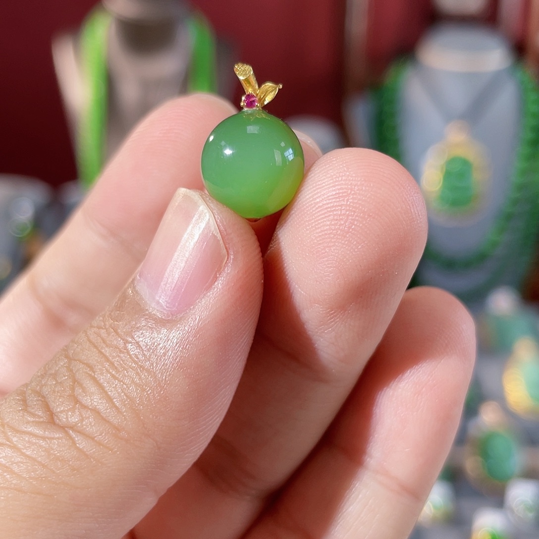 颈饰18K金镶嵌和田玉（碧玉）
