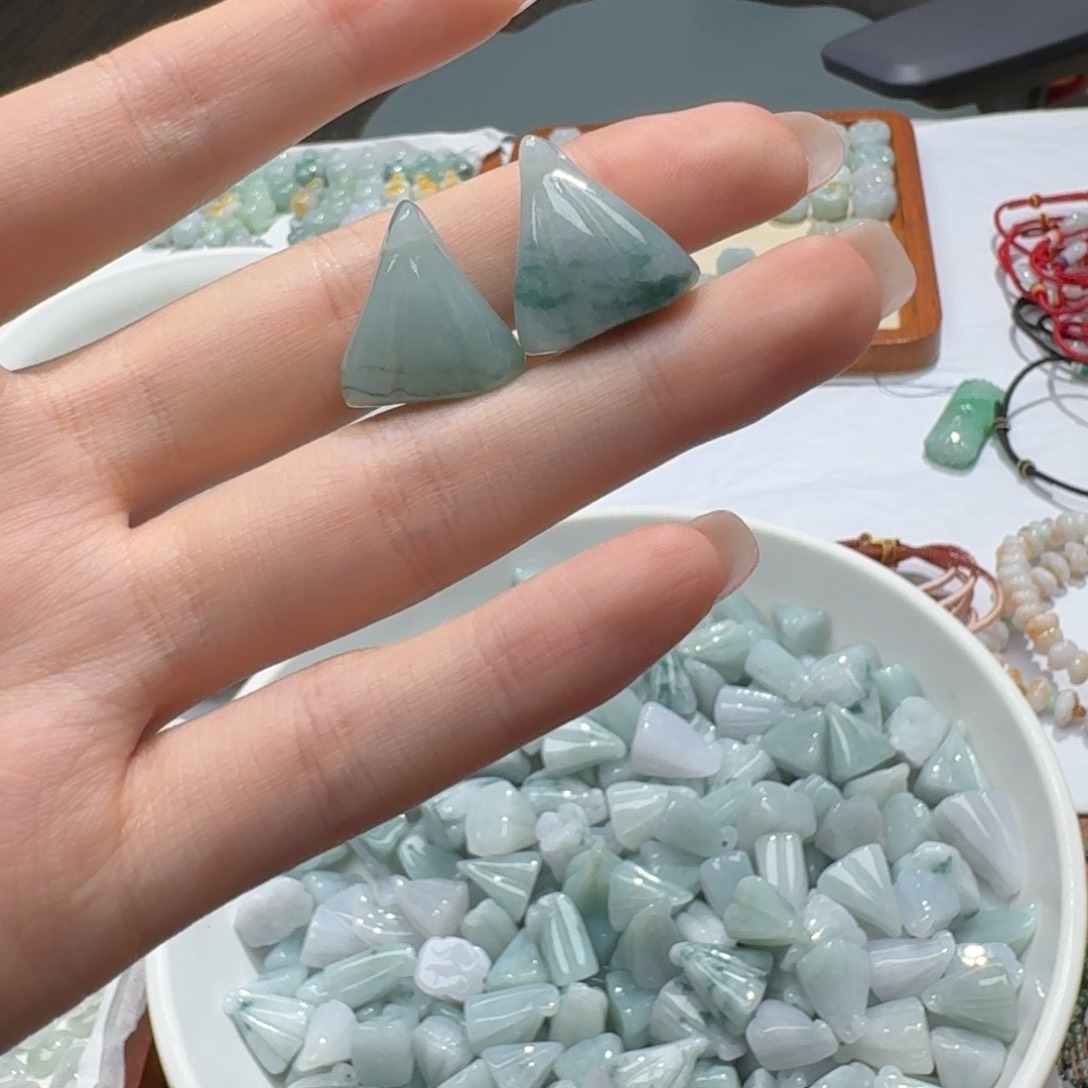 未镶嵌挂件翡翠比**是