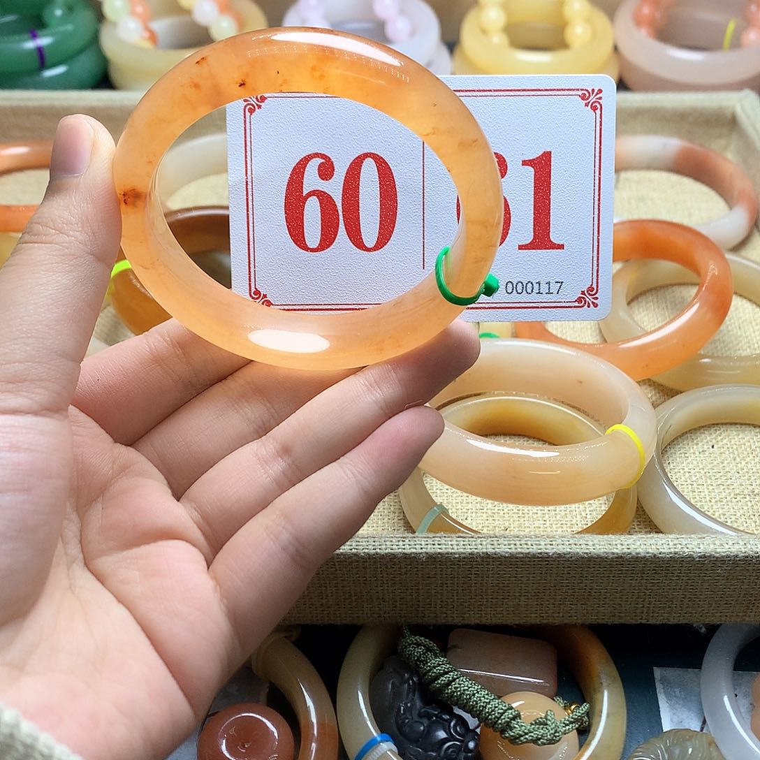 未镶嵌石英质玉（黄龙玉）手镯