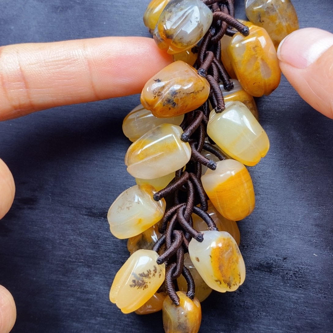 石英质玉（黄龙玉）颈饰未镶嵌