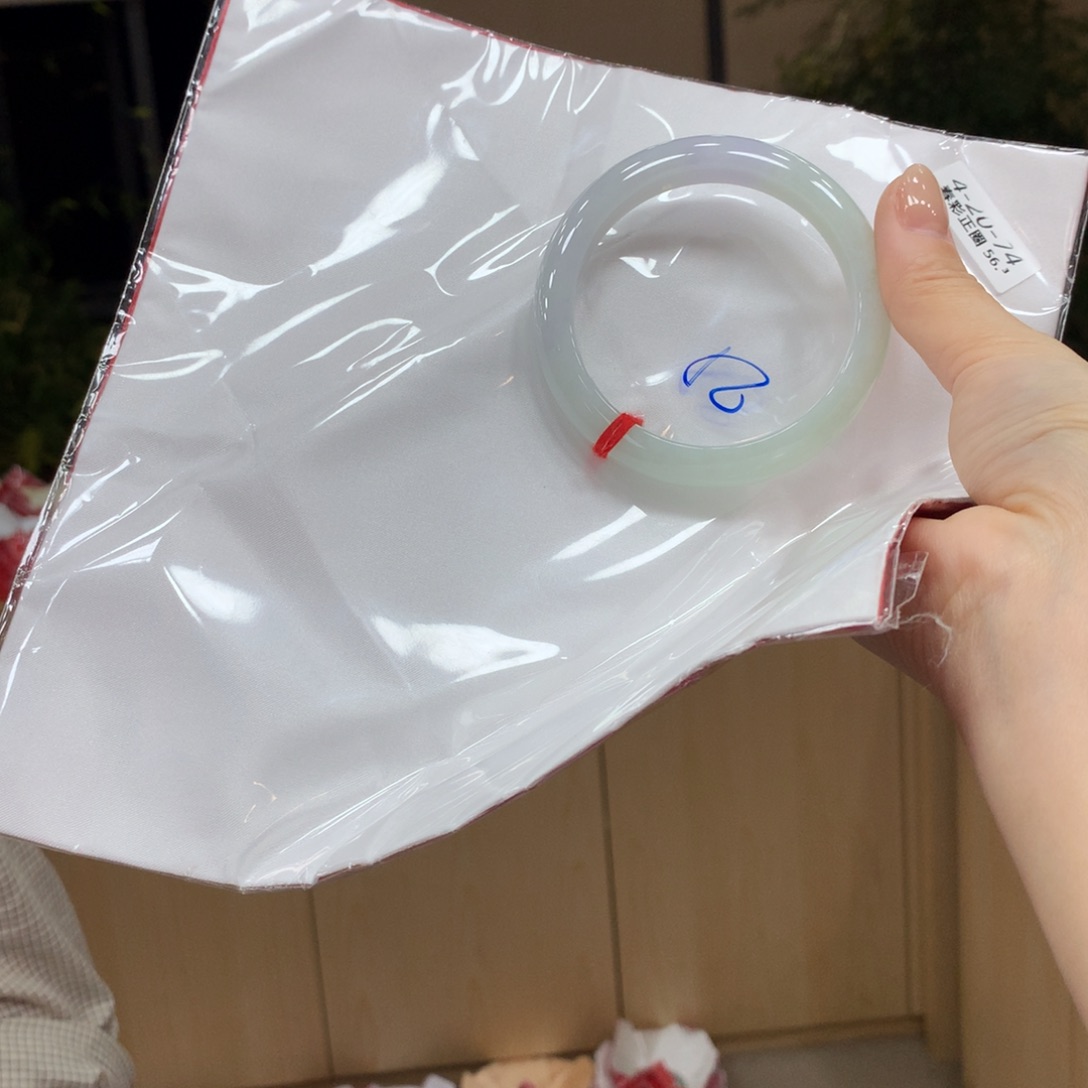 翡翠手镯未镶嵌不退不换