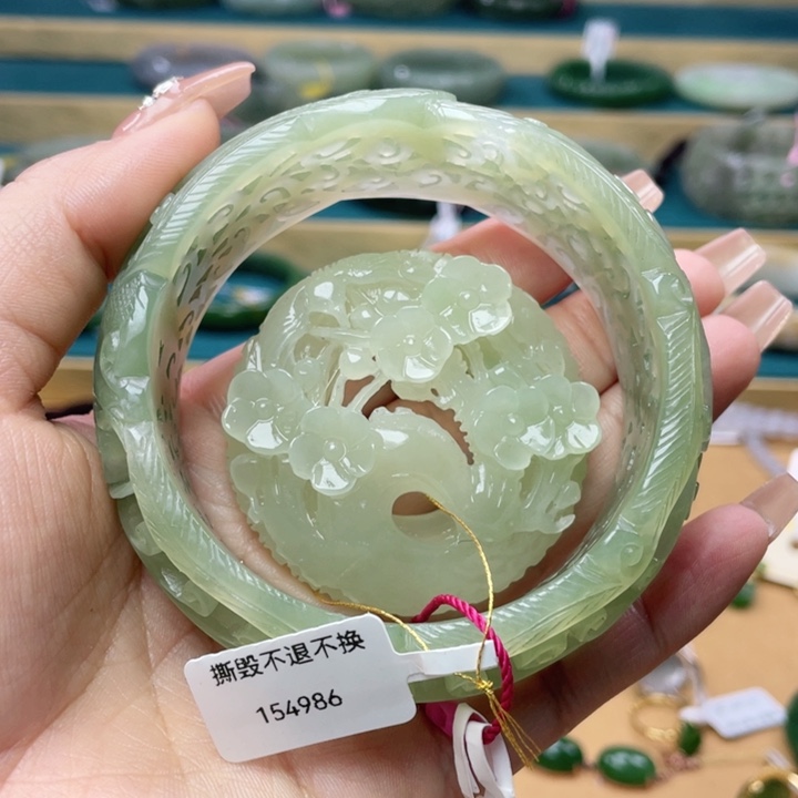 和田玉手镯63圈口。编号为61套镯未镶嵌半*~