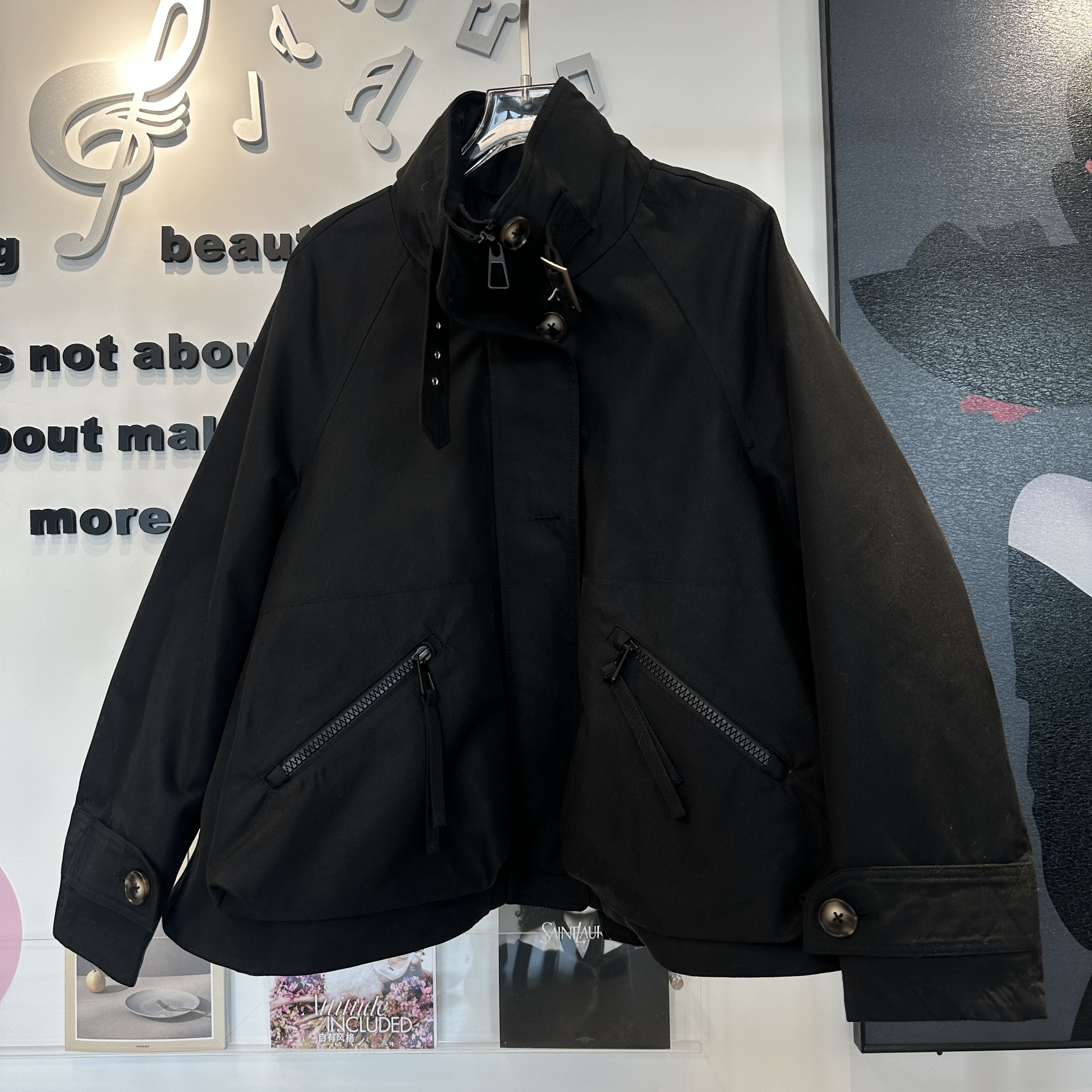 君家纽扣设计立领短外套