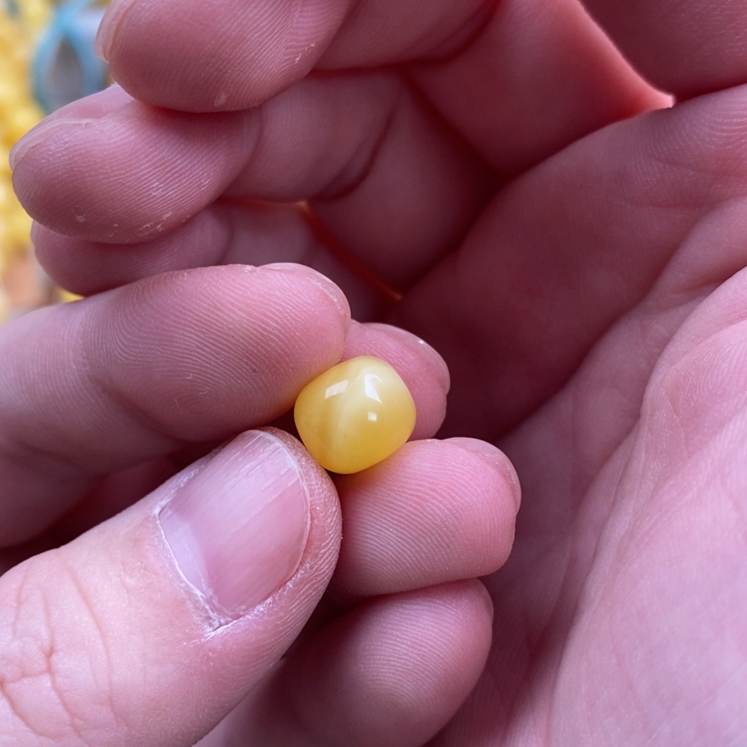 帅***官蜜蜡未镶嵌裸石配饰