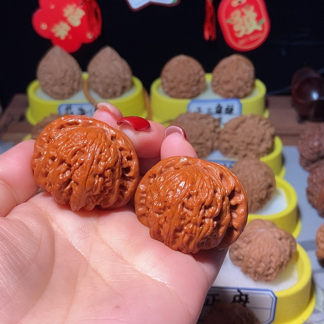 文玩核桃吊坠白狮子