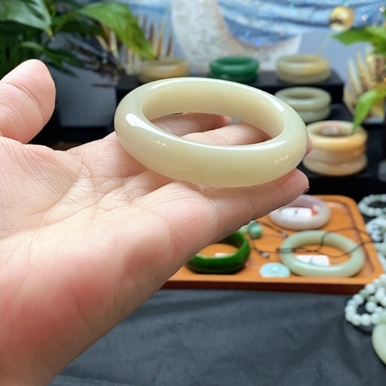 未镶嵌手镯石英质玉一***?