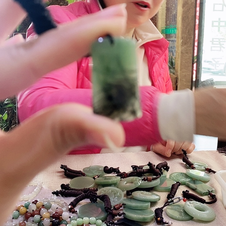 密玉（石英质玉）颈饰未镶嵌