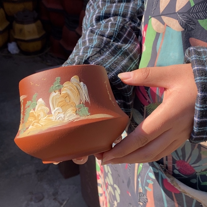 龙***修花盆紫砂只顾看手机的小