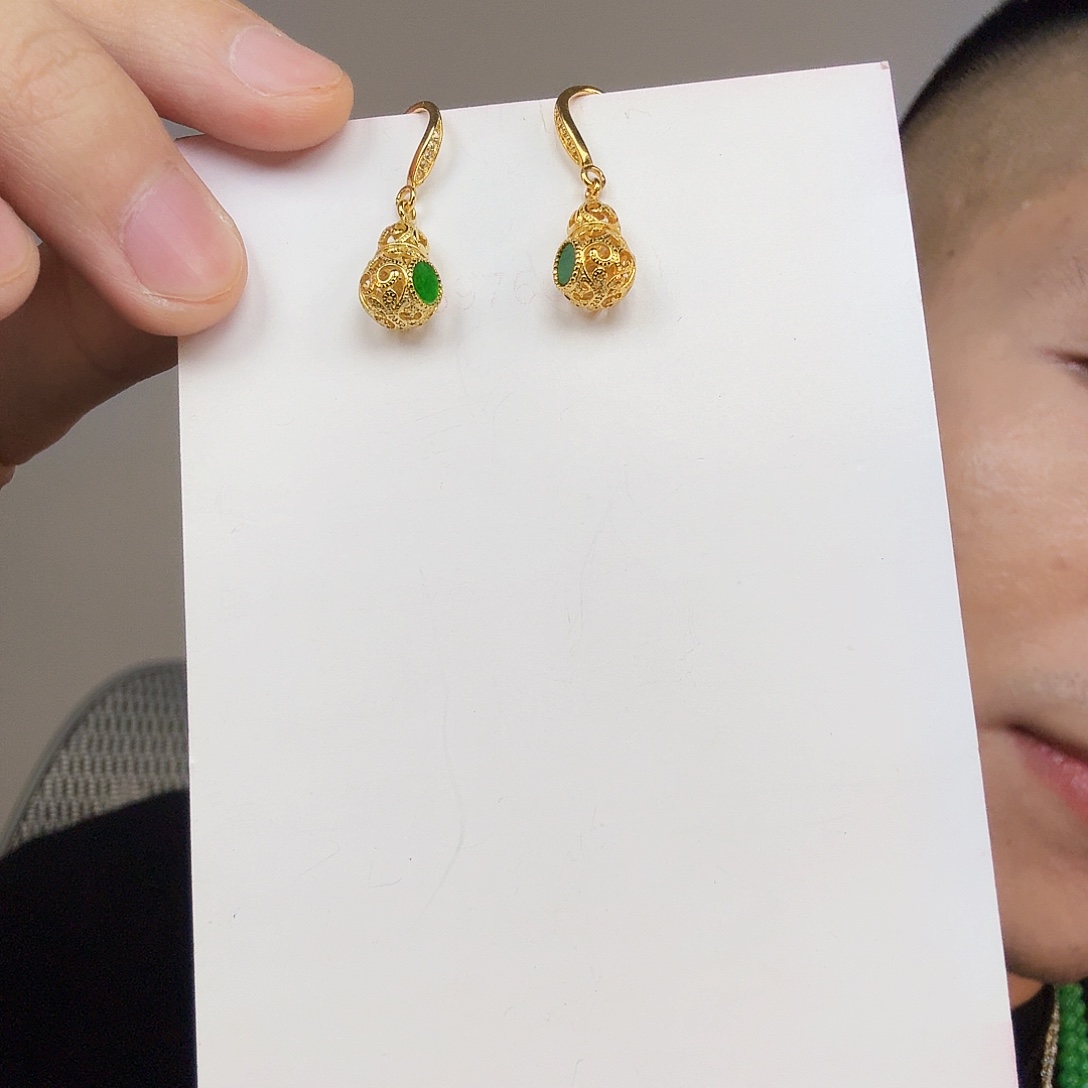 翡翠未镶嵌颈饰一对