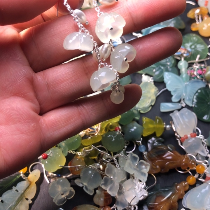 以***唇蛇纹石玉未镶嵌耳坠