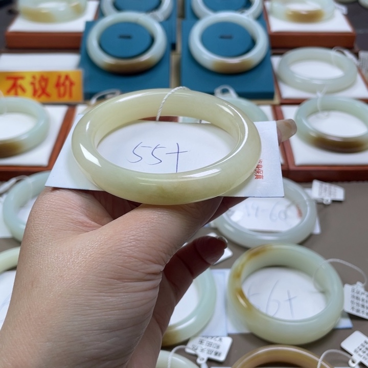 和田玉手镯未镶嵌