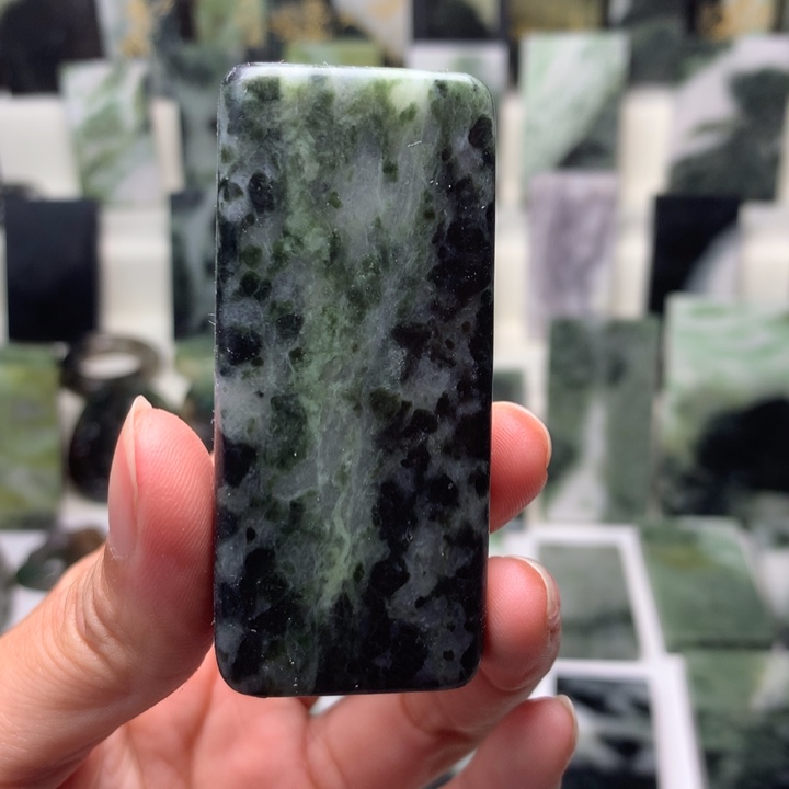 独山玉颈饰未镶嵌