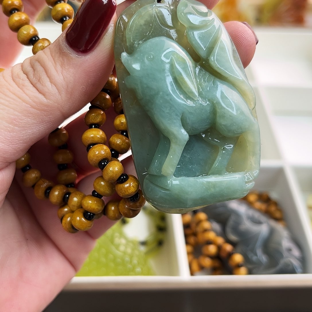 蛇纹石玉颈饰未镶嵌