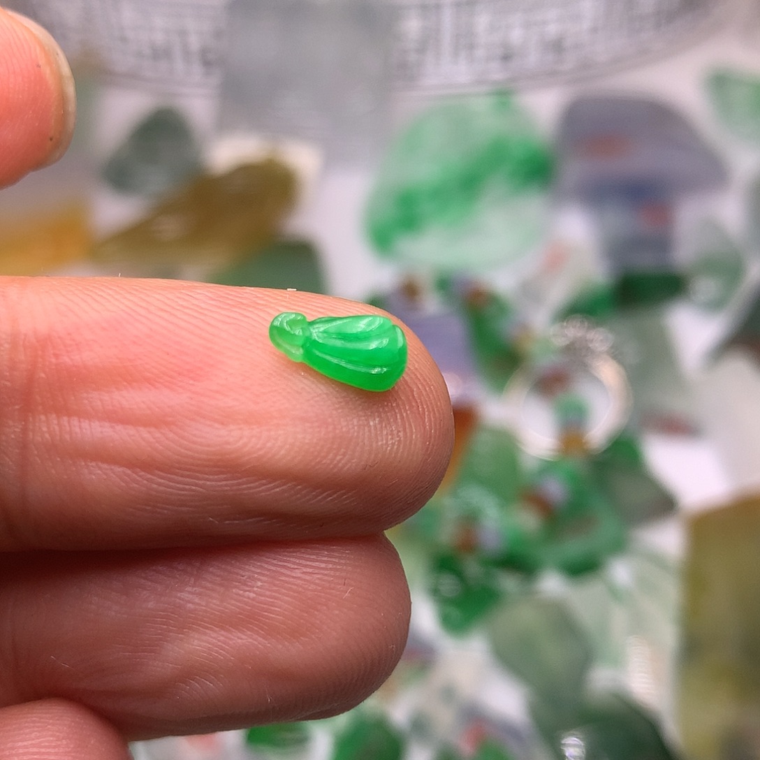 定制翡翠未镶嵌天然翡翠吊坠