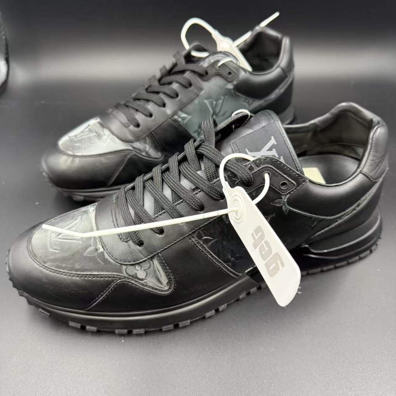 95新 LouisVuitton/路易威登 黑色镭射浮雕运动鞋42.5欧 los368