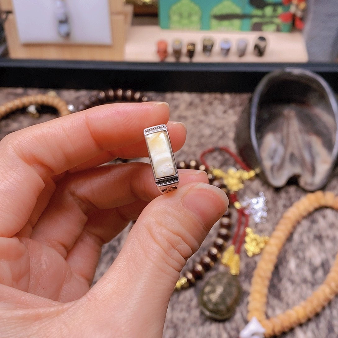 蜜蜡裸石未镶嵌猪****倒蜜蜡配珠