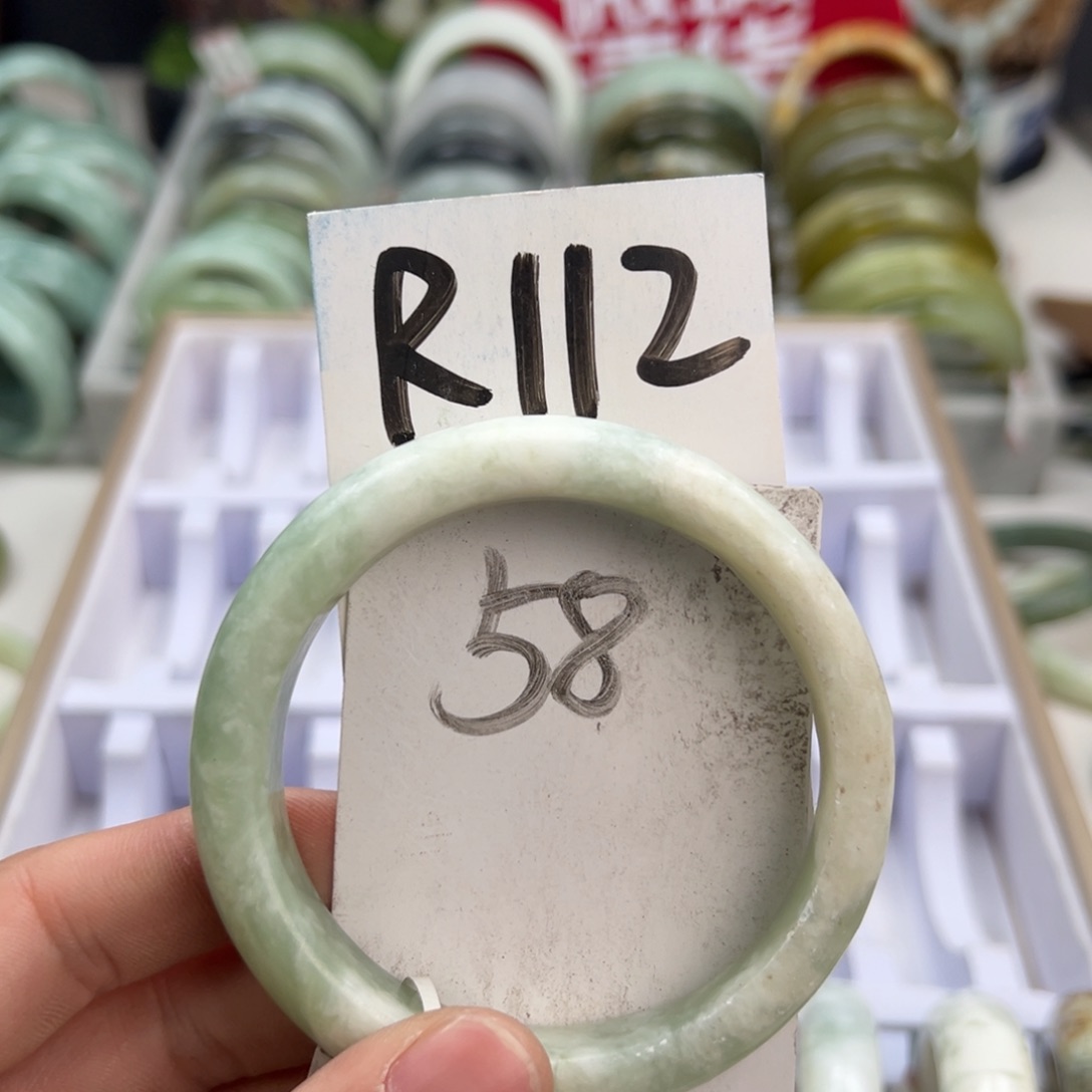 岫玉手镯未镶嵌天然岫玉微瑕，可以正常佩戴