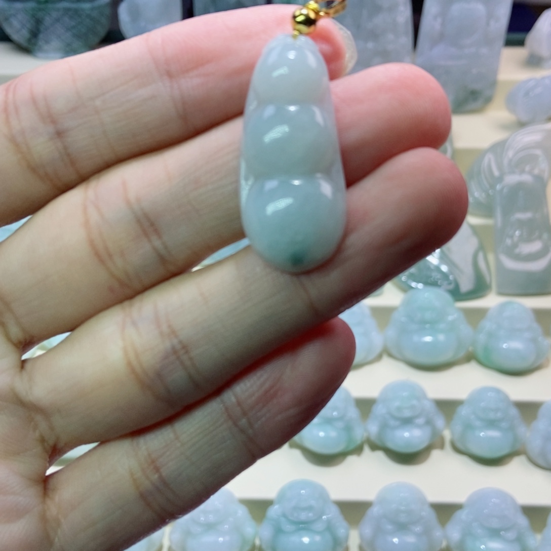 翡翠未镶嵌颈饰福豆