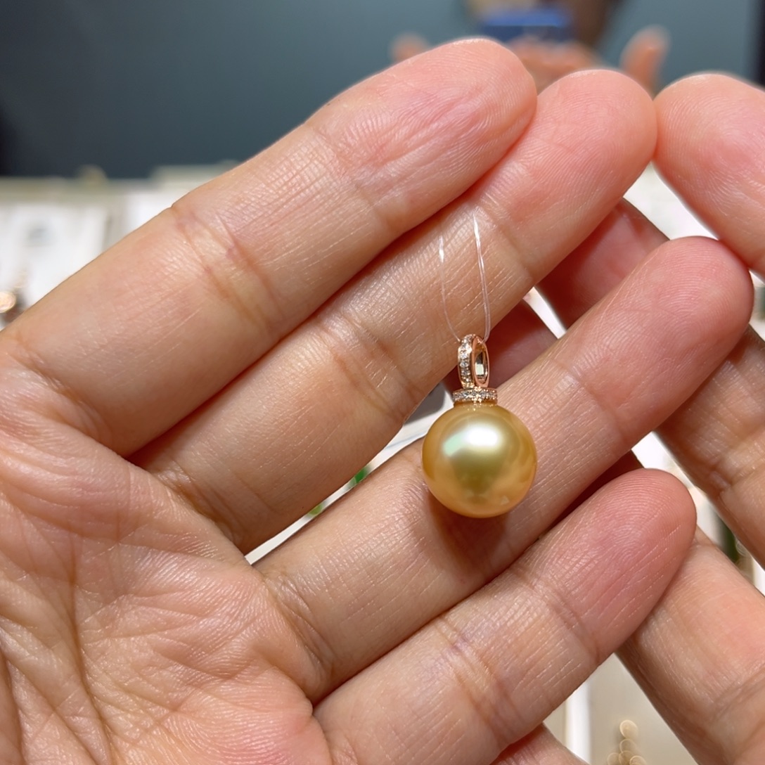 草***子18K金镶嵌海水珍珠颈饰