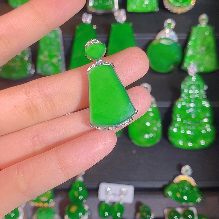 翡翠18K金镶嵌颈饰是