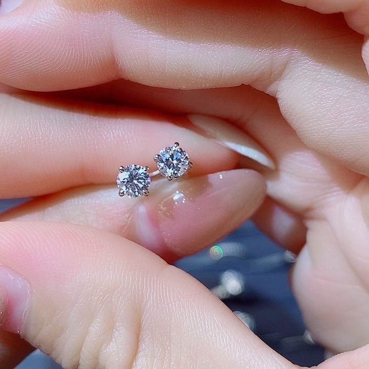 铂Pt950镶嵌实验室培育钻石30分四爪耳钉