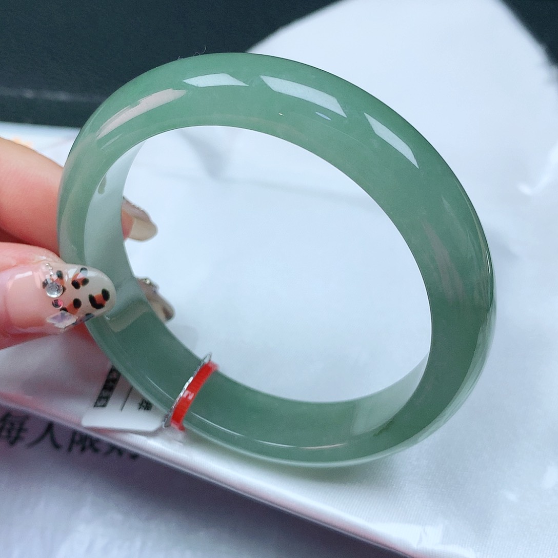 翡翠手镯未镶嵌55圈