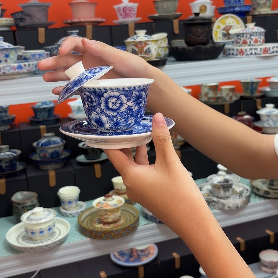 茶具是指由两块金属做成