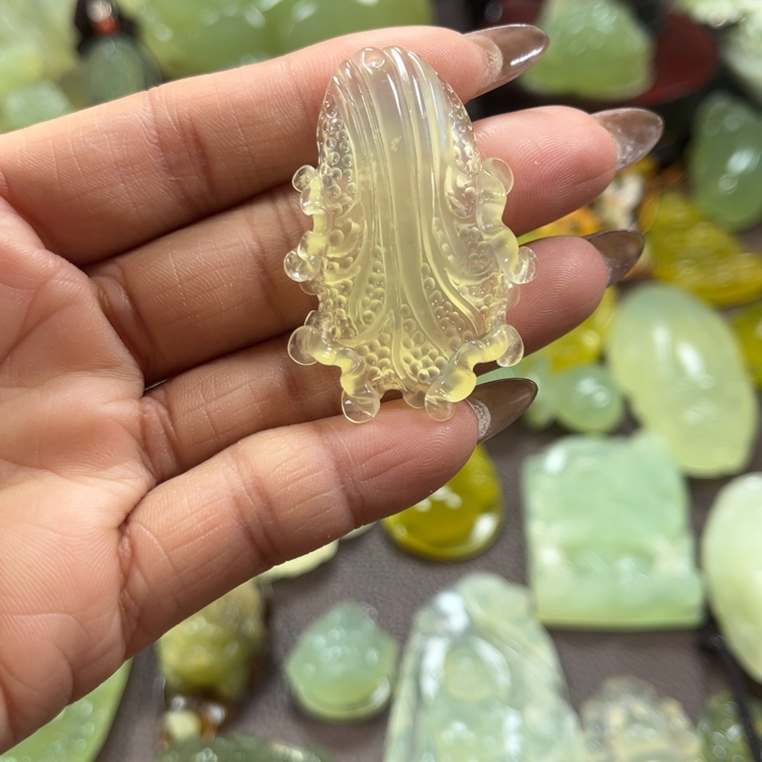 蛇纹石玉未镶嵌颈饰