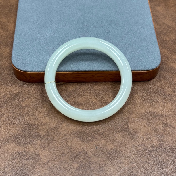 天然和田玉暖白白胶钢板老料手镯