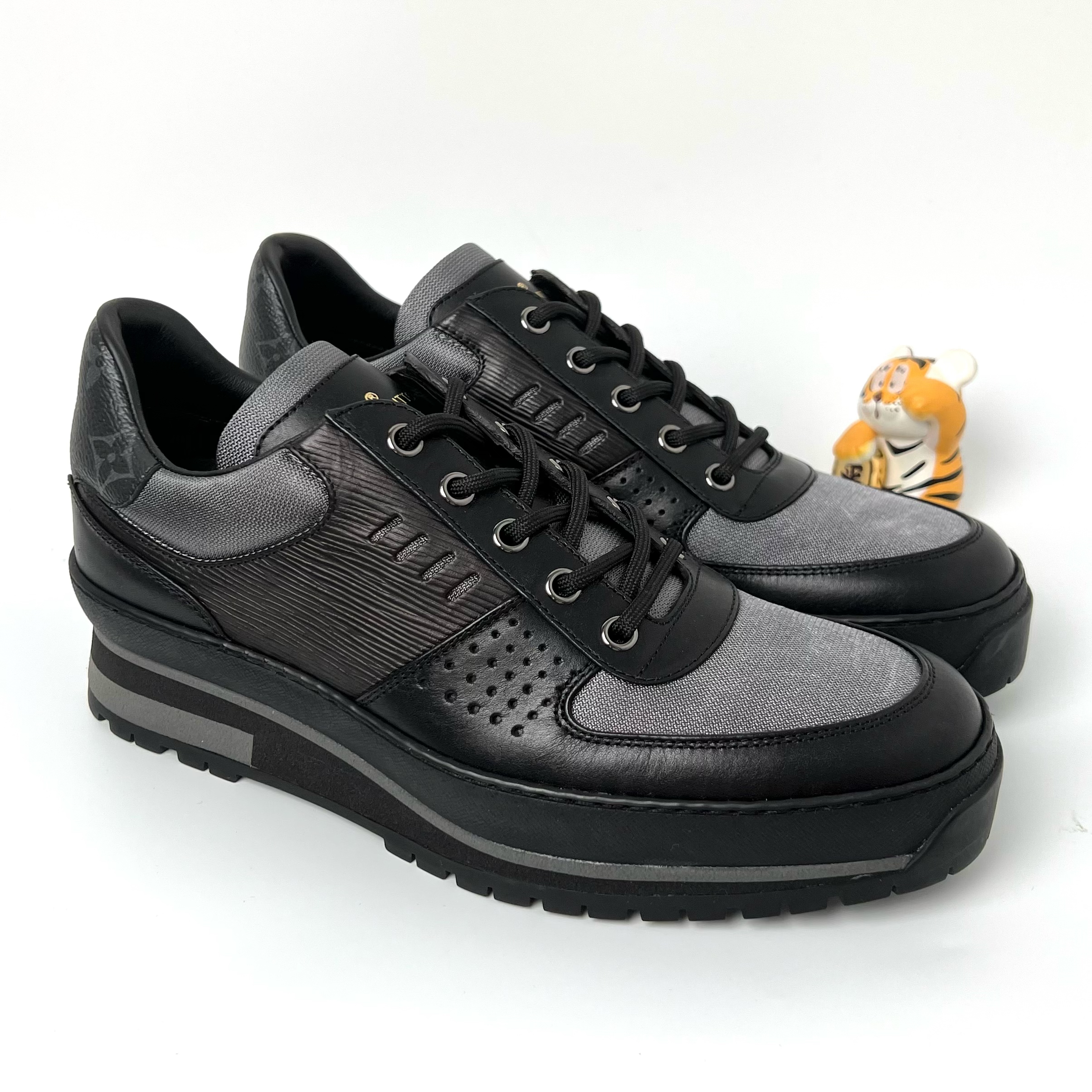 未使用 LouisVuitton/路易威登 男士黑色厚底百搭运动鞋40 42.5码