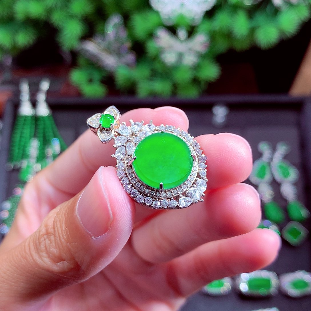 颈饰未镶嵌翡翠天然