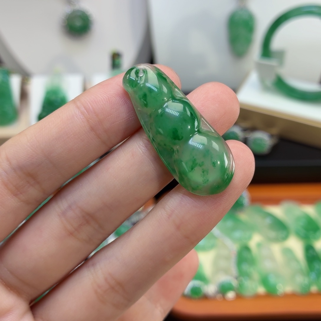 石英质玉（非洲翠）未镶嵌颈饰