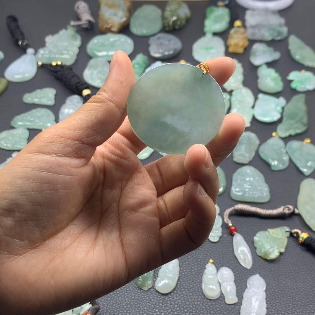 翡翠颈饰未镶嵌无事牌